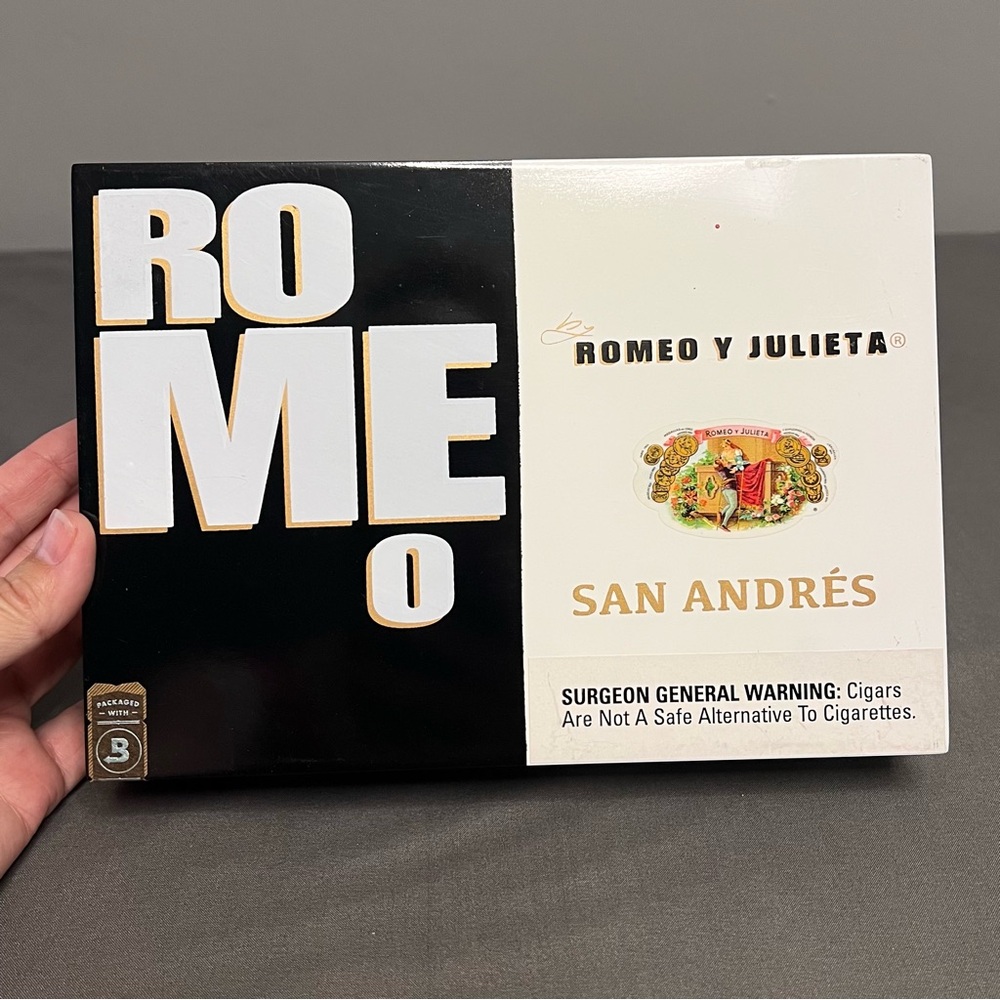 Romeo Y Julieta San Andres Robustos Black & White Cigar Box 8.75x6.25x2.25”